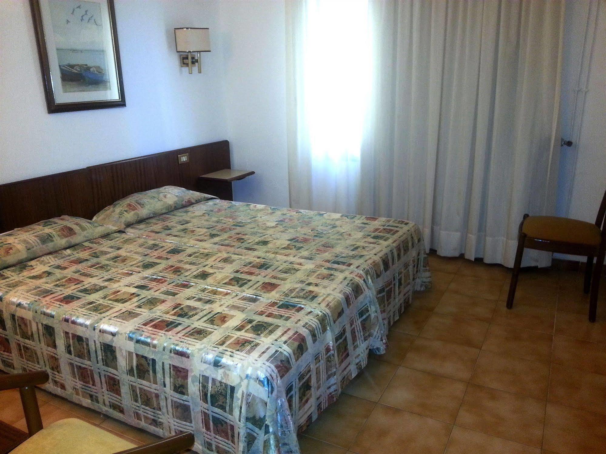 Hotel Hostal Del Sol Sant Feliu de Guíxols Kültér fotó